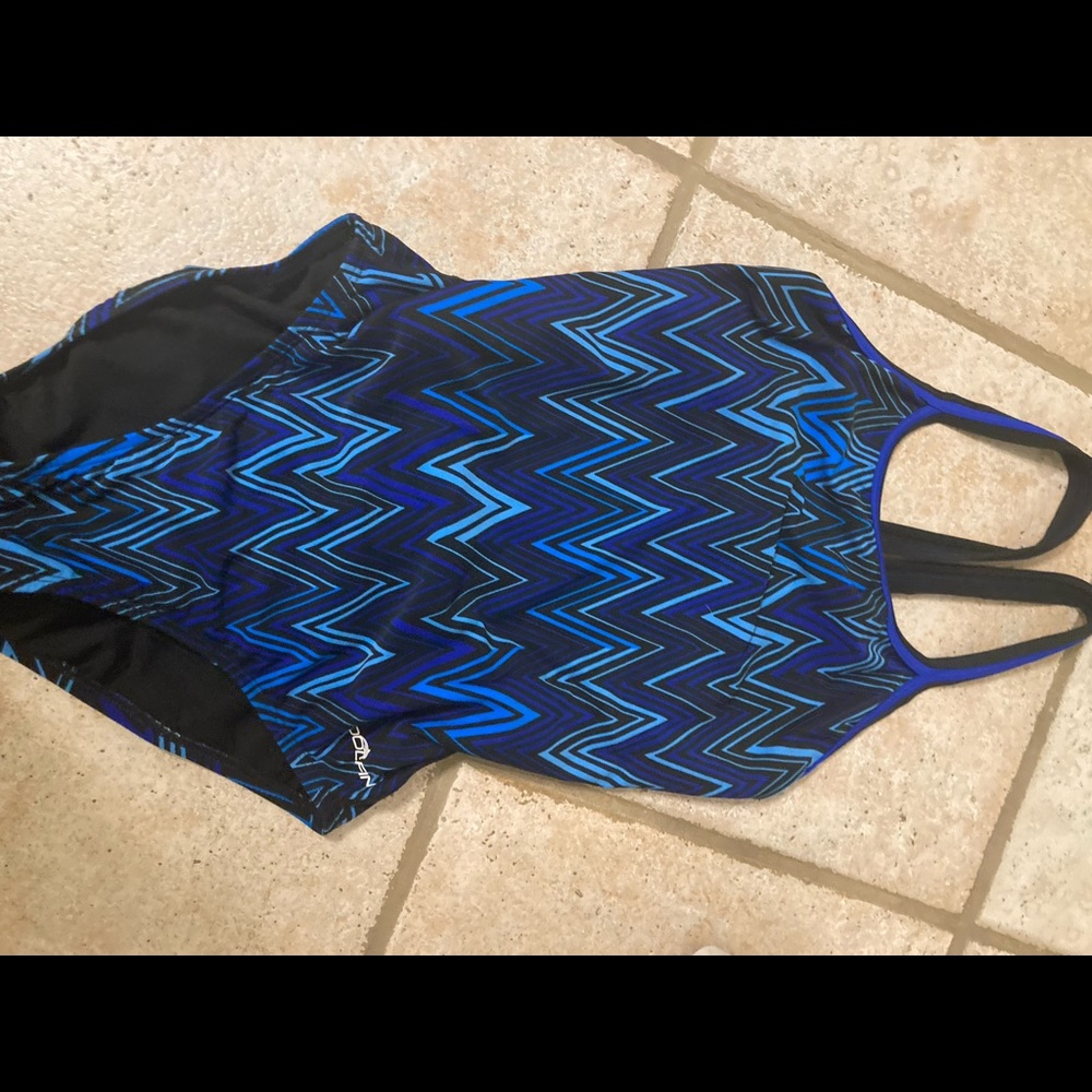 Dolfin swim suit fits women’s xsmall